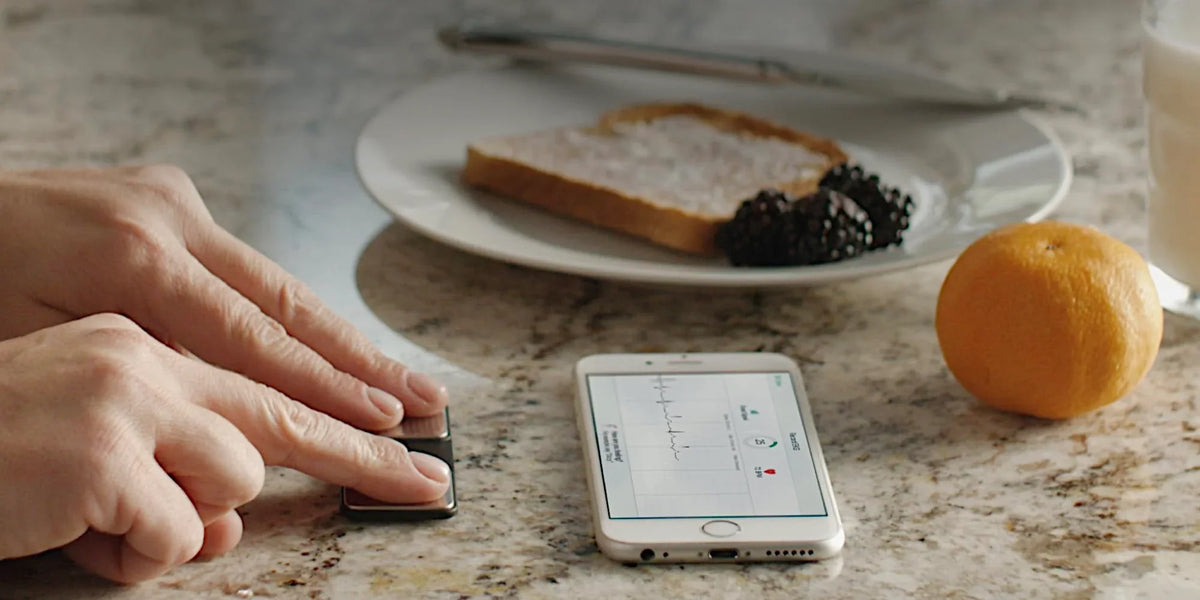 AliveCor KardiaMobile 6L Personal EKG Monitor, Black - KM-6L-E